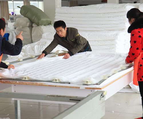 我们的床上用品工厂是制造生产学生床上用品的专业工厂,工厂一律采用